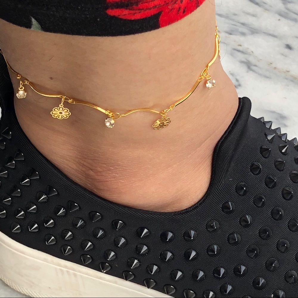 Golden anklet with flower 🌺